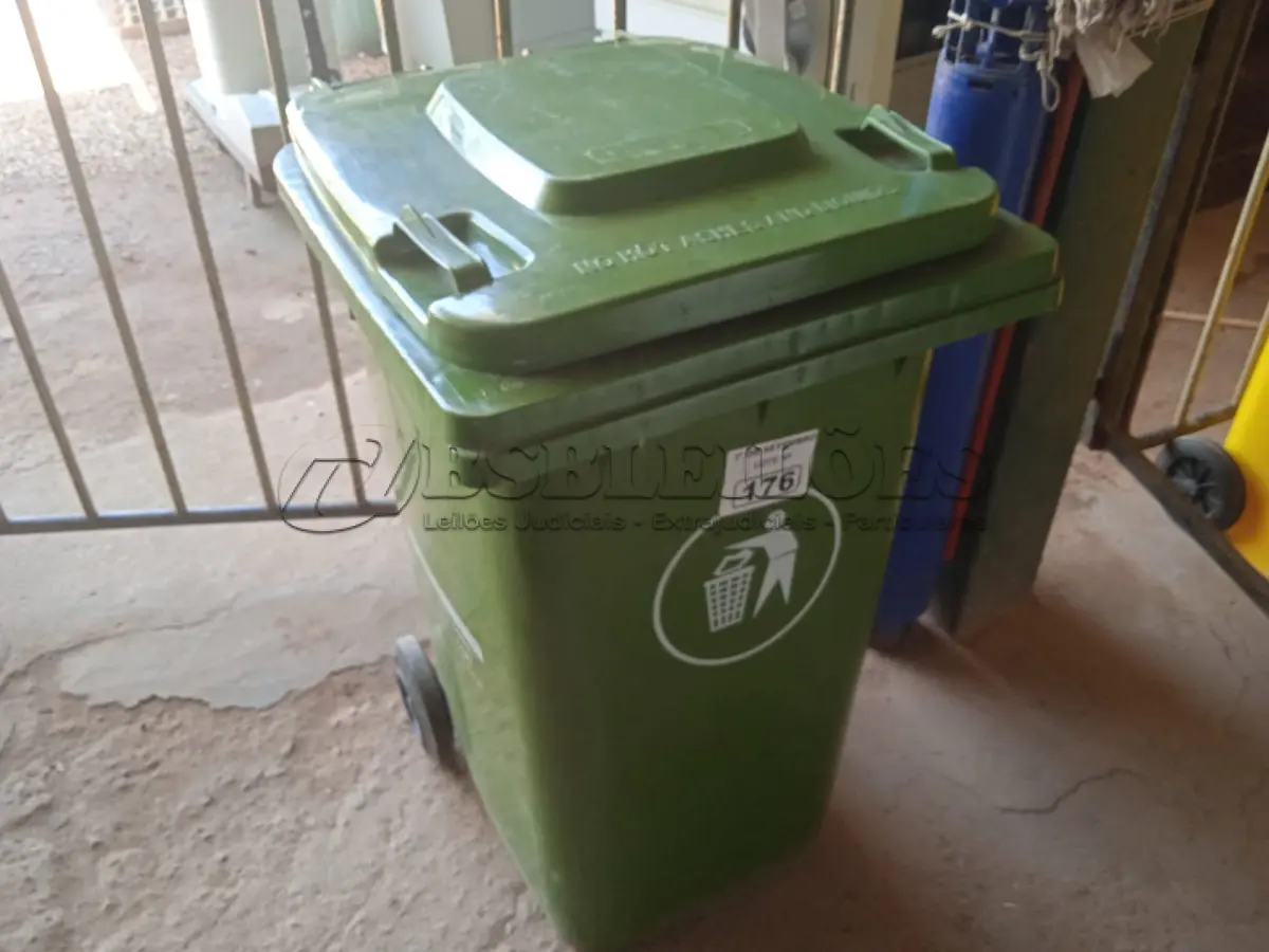 LOTE 176 - 01 CONTAINER HDPE EN840 240LITROS. (NO ESTADO) ATENÇÃO! FAZER A VISITAÇÃO ANTES DE ARREMATAR, NÃO SABEMOS SE FUNCIONA. LEILÃO NÃO TEM GARANTIA E NEM DEVOLUÇÃO, SUJEITO A POSSÍVEIS AVARIAS VISÍVEIS/OCULTAS E/OU AUSÊNCIA DE COMPONENTES.