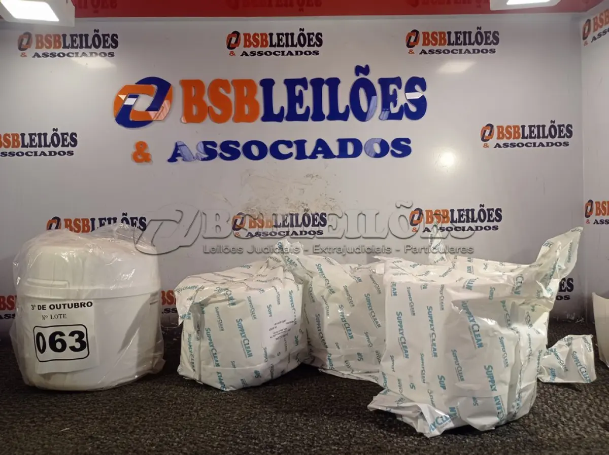 LOTE 063 - 01 FRASQUEIRA E 04 REFIS DE LENÇOS UMEDECIDOS. (NO ESTADO) ATENÇÃO! FAZER A VISITAÇÃO ANTES DE ARREMATAR, NÃO SABEMOS SE FUNCIONA. LEILÃO NÃO TEM GARANTIA E NEM DEVOLUÇÃO, SUJEITO A POSSÍVEIS AVARIAS VISÍVEIS/OCULTAS E/OU AUSÊNCIA DE COMPONENTES.