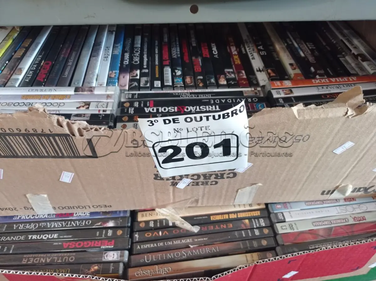 LOTE 201 - 01 LOTE COM GRANDE QUANTIDADE DE DVD’S TÍTULOS DIVERSOS. (NO ESTADO) ATENÇÃO! FAZER A VISITAÇÃO ANTES DE ARREMATAR, NÃO SABEMOS SE FUNCIONA. LEILÃO NÃO TEM GARANTIA E NEM DEVOLUÇÃO, SUJEITO A POSSÍVEIS AVARIAS VISÍVEIS/OCULTAS E/OU AUSÊNCIA DE COMPONENTES.