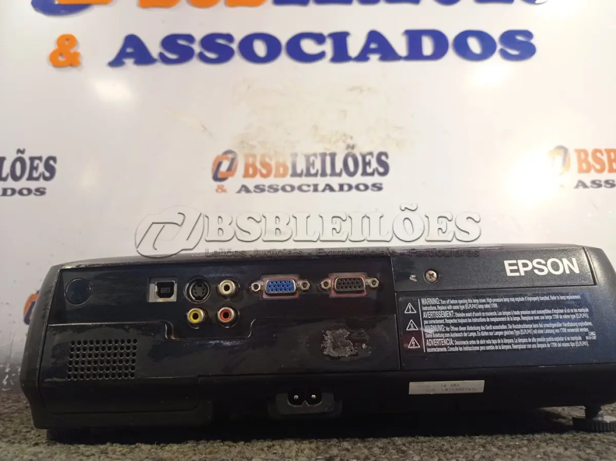 LOTE 039 - 01 PROJETOR MULTIMIDIA MARCA EPSON. (NO ESTADO) ATENÇÃO! FAZER A VISITAÇÃO ANTES DE ARREMATAR, NÃO SABEMOS SE FUNCIONA. LEILÃO NÃO TEM GARANTIA E NEM DEVOLUÇÃO, SUJEITO A POSSÍVEIS AVARIAS VISÍVEIS/OCULTAS E/OU AUSÊNCIA DE COMPONENTES.