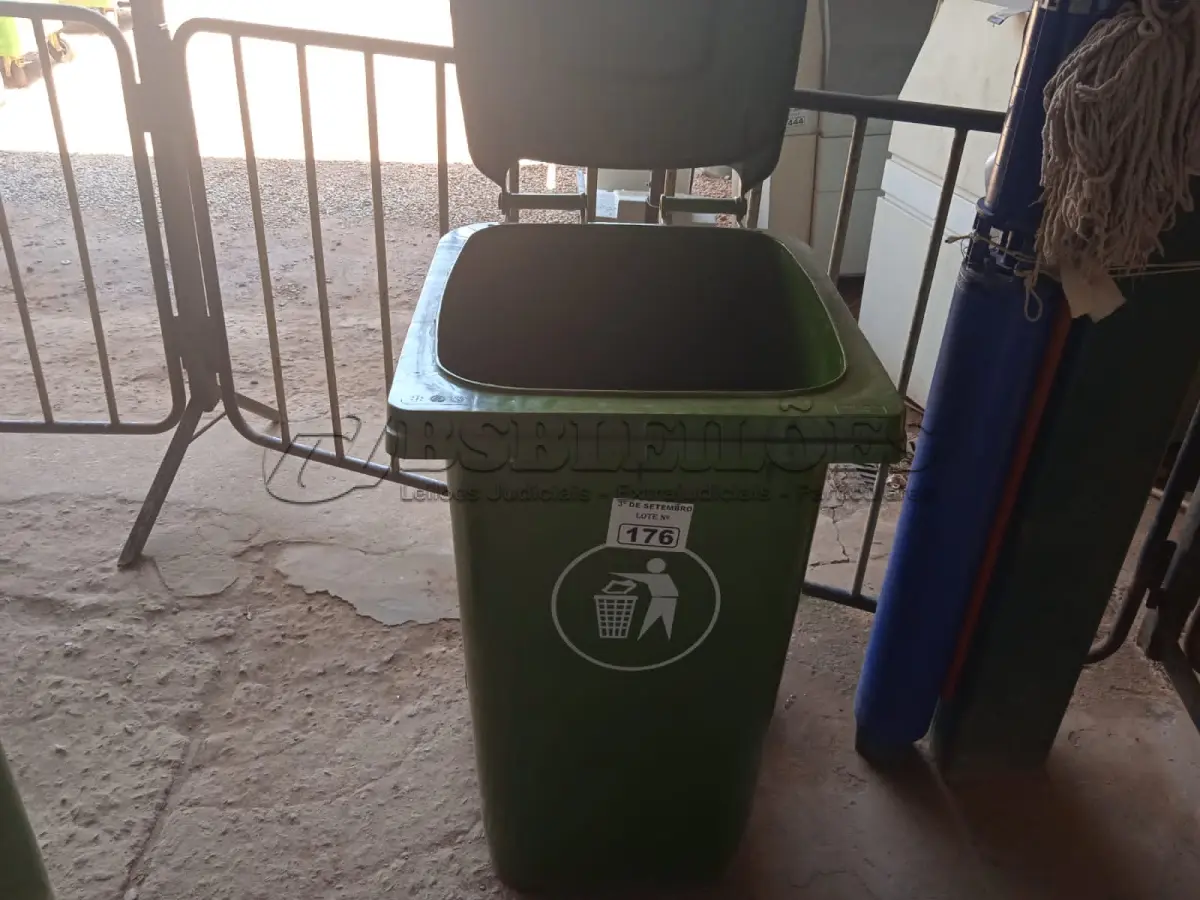 LOTE 176 - 01 CONTAINER HDPE EN840 240LITROS. (NO ESTADO) ATENÇÃO! FAZER A VISITAÇÃO ANTES DE ARREMATAR, NÃO SABEMOS SE FUNCIONA. LEILÃO NÃO TEM GARANTIA E NEM DEVOLUÇÃO, SUJEITO A POSSÍVEIS AVARIAS VISÍVEIS/OCULTAS E/OU AUSÊNCIA DE COMPONENTES.