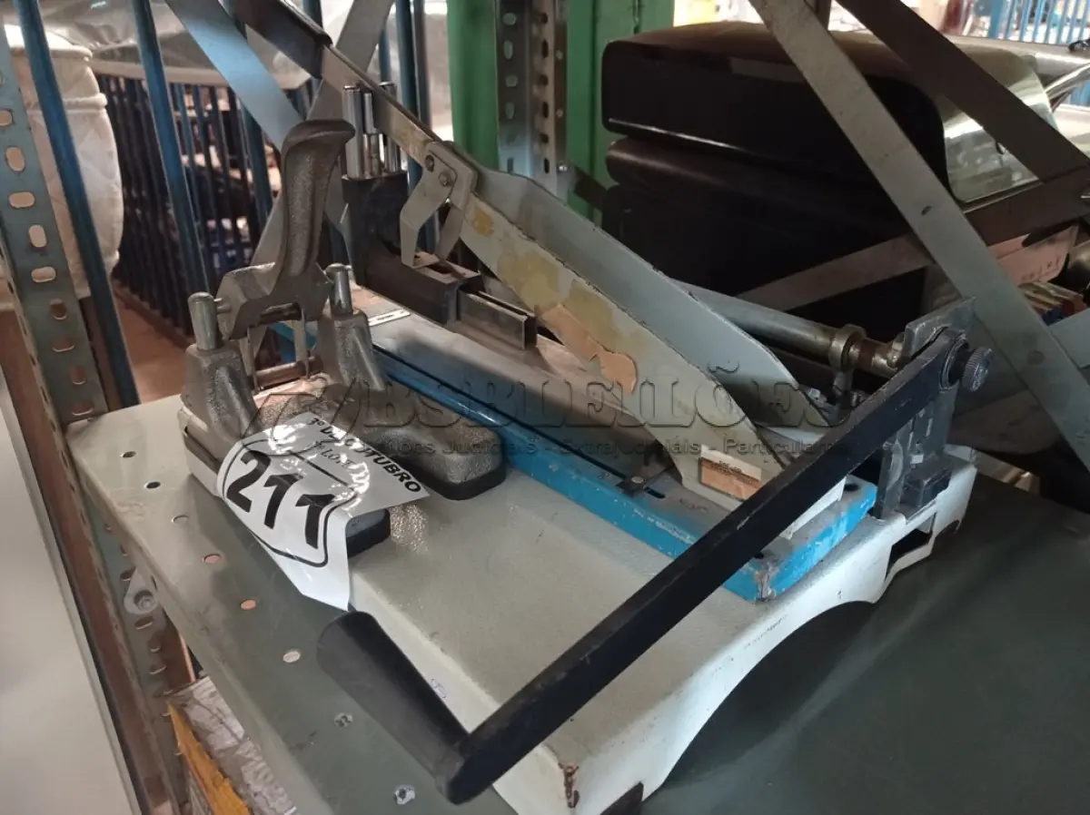 LOTE 211 - 02 PERFURADORES DE PAPEL E 01 GRAMPEADOR. (NO ESTADO) ATENÇÃO! FAZER A VISITAÇÃO ANTES DE ARREMATAR, NÃO SABEMOS SE FUNCIONA. LEILÃO NÃO TEM GARANTIA E NEM DEVOLUÇÃO, SUJEITO A POSSÍVEIS AVARIAS VISÍVEIS/OCULTAS E/OU AUSÊNCIA DE COMPONENTES.