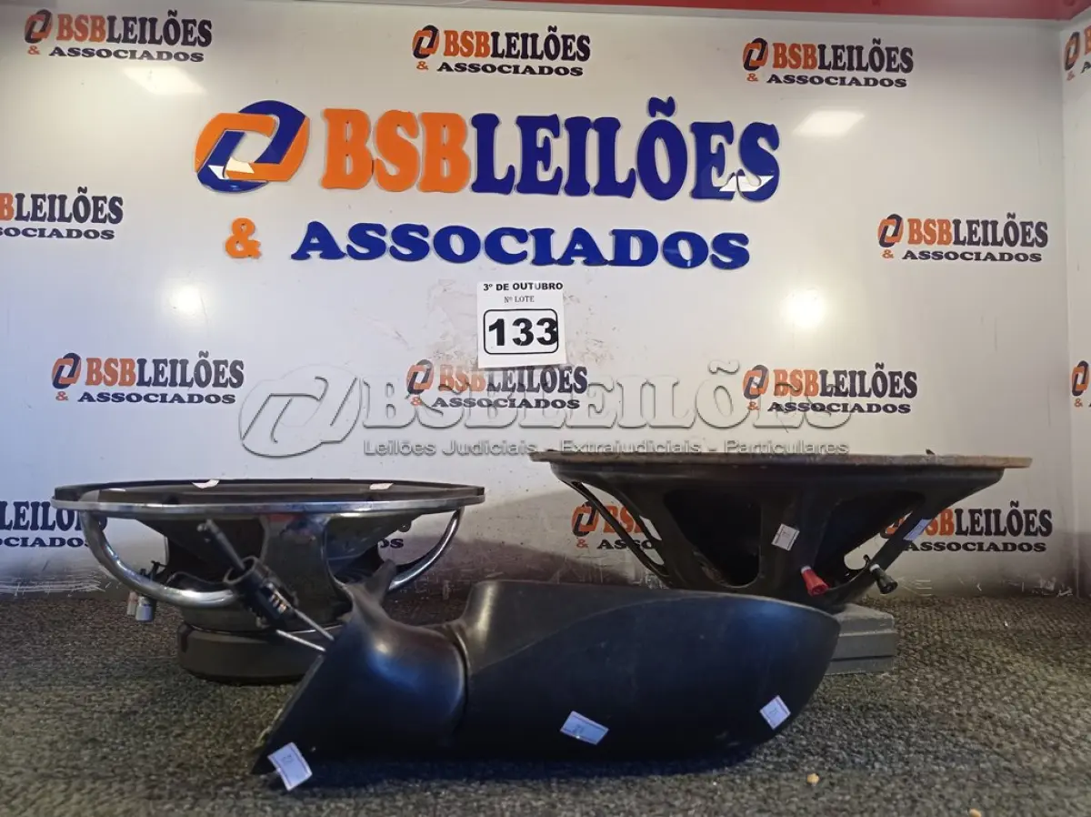 LOTE 133 - 01 RETROVISOR E 02 ALTO-FALANTES MARCAS E MODELOS DIVERSOS. (NO ESTADO) ATENÇÃO! FAZER A VISITAÇÃO ANTES DE ARREMATAR, NÃO SABEMOS SE FUNCIONA. LEILÃO NÃO TEM GARANTIA E NEM DEVOLUÇÃO, SUJEITO A POSSÍVEIS AVARIAS VISÍVEIS/OCULTAS E/OU AUSÊNCIA DE COMPONENTES.