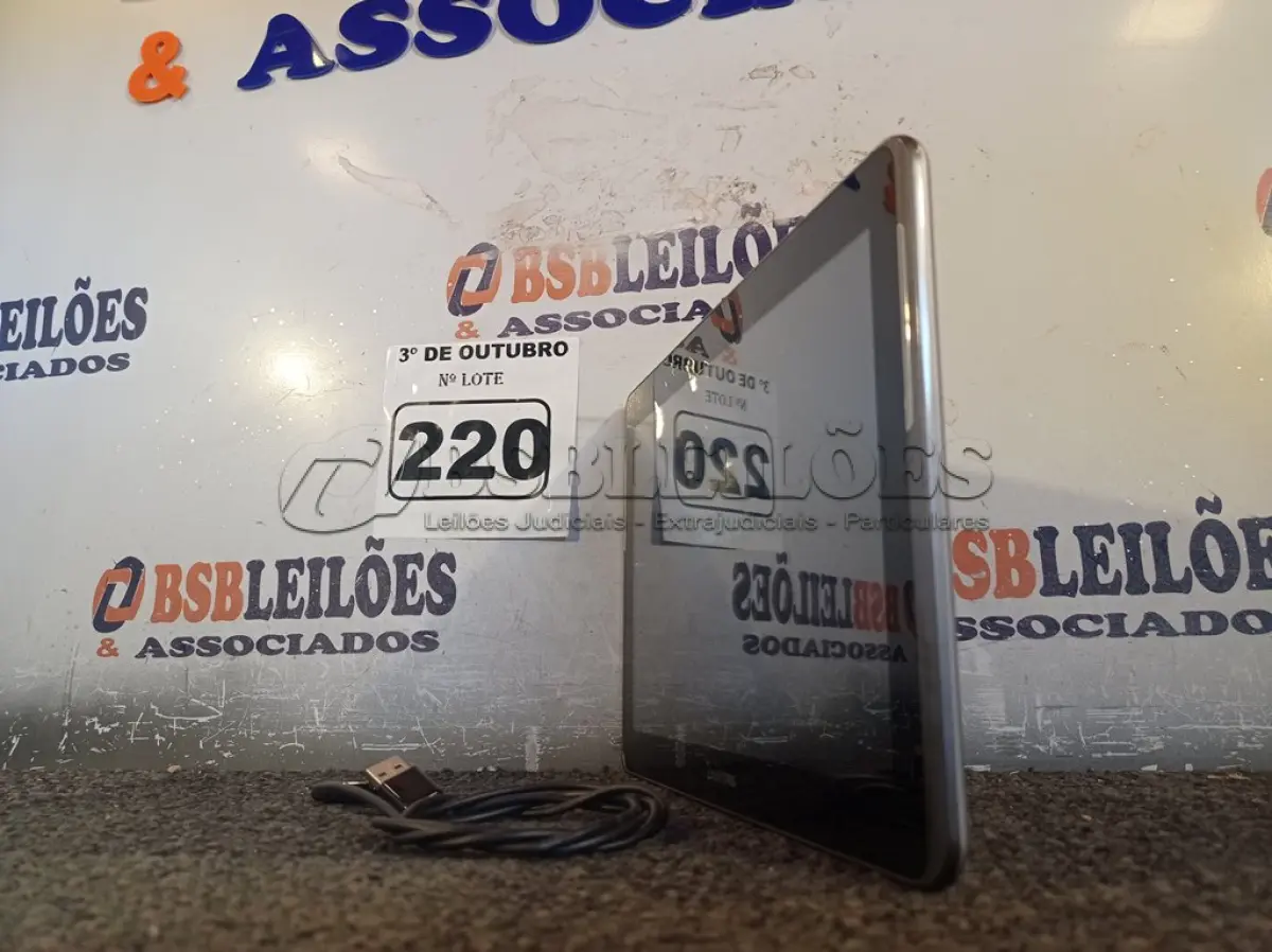 LOTE 220 - 01 TABLET SAMSUNG COM CABO. (NO ESTADO) ATENÇÃO! FAZER A VISITAÇÃO ANTES DE ARREMATAR, NÃO SABEMOS SE FUNCIONA. LEILÃO NÃO TEM GARANTIA E NEM DEVOLUÇÃO, SUJEITO A POSSÍVEIS AVARIAS VISÍVEIS/OCULTAS E/OU AUSÊNCIA DE COMPONENTES.
