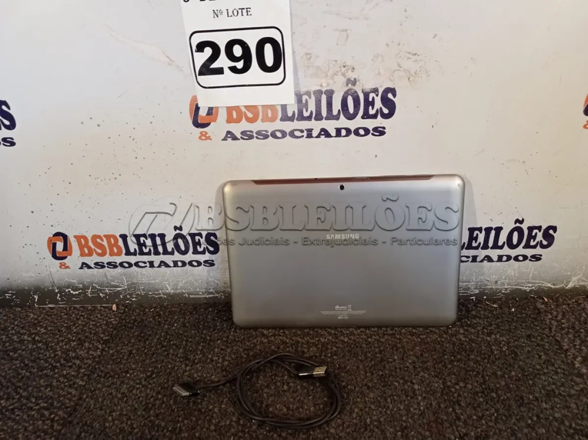 LOTE 290 - 01 TABLET SAMSUNG COM CABO. (NO ESTADO) ATENÇÃO! FAZER A VISITAÇÃO ANTES DE ARREMATAR, NÃO SABEMOS SE FUNCIONA. LEILÃO NÃO TEM GARANTIA E NEM DEVOLUÇÃO, SUJEITO A POSSÍVEIS AVARIAS VISÍVEIS/OCULTAS E/OU AUSÊNCIA DE COMPONENTES.