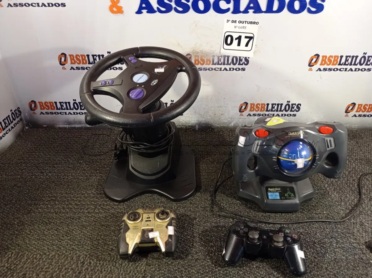 LOTE 017 - 02 VOLANTES, 02 CONTROLES PARA VIDEOGAME E 01 CONTROLE PARA CARRINHO. (NO ESTADO) ATENÇÃO! FAZER A VISITAÇÃO ANTES DE ARREMATAR, NÃO SABEMOS SE FUNCIONA. LEILÃO NÃO TEM GARANTIA E NEM DEVOLUÇÃO, SUJEITO A POSSÍVEIS AVARIAS VISÍVEIS/OCULTAS E/OU AUSÊNCIA DE COMPONENTES.