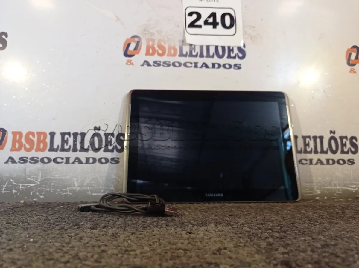 LOTE 240 - 01 TABLET SAMSUNG COM CABO. (NO ESTADO) ATENÇÃO! FAZER A VISITAÇÃO ANTES DE ARREMATAR, NÃO SABEMOS SE FUNCIONA. LEILÃO NÃO TEM GARANTIA E NEM DEVOLUÇÃO, SUJEITO A POSSÍVEIS AVARIAS VISÍVEIS/OCULTAS E/OU AUSÊNCIA DE COMPONENTES.