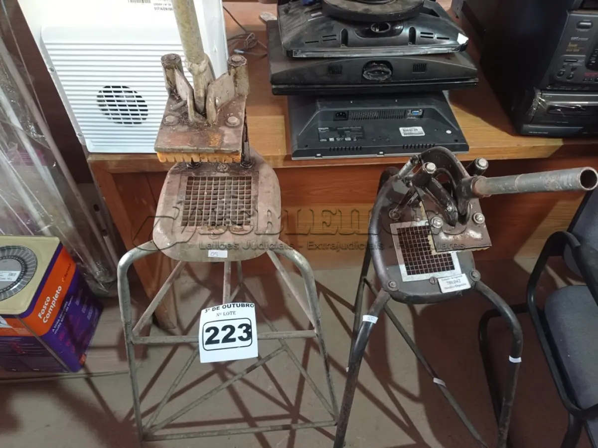 LOTE 223 - 02 CORTADORES DE BATATAS. (NO ESTADO) ATENÇÃO! FAZER A VISITAÇÃO ANTES DE ARREMATAR, NÃO SABEMOS SE FUNCIONA. LEILÃO NÃO TEM GARANTIA E NEM DEVOLUÇÃO, SUJEITO A POSSÍVEIS AVARIAS VISÍVEIS/OCULTAS E/OU AUSÊNCIA DE COMPONENTES.