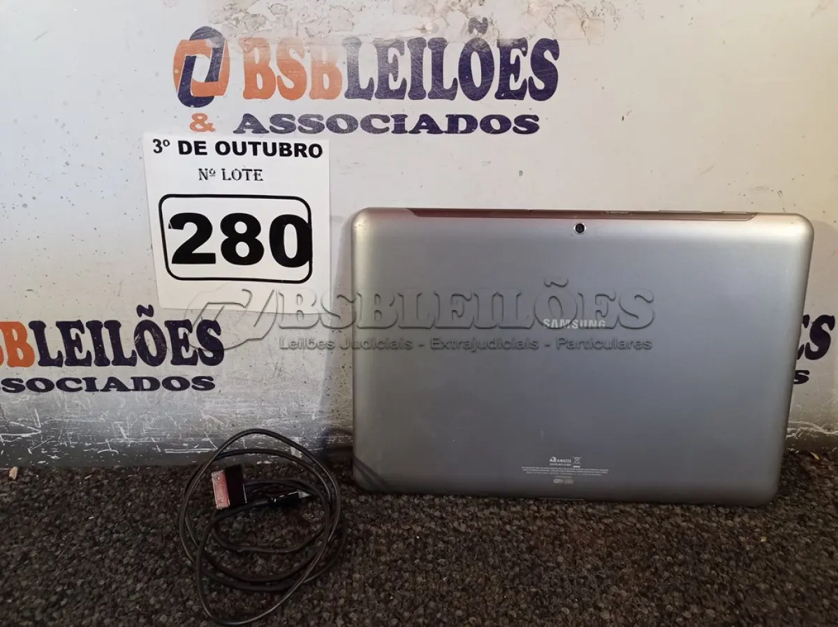 LOTE 280 - 01 TABLET SAMSUNG COM CABO. (NO ESTADO) ATENÇÃO! FAZER A VISITAÇÃO ANTES DE ARREMATAR, NÃO SABEMOS SE FUNCIONA. LEILÃO NÃO TEM GARANTIA E NEM DEVOLUÇÃO, SUJEITO A POSSÍVEIS AVARIAS VISÍVEIS/OCULTAS E/OU AUSÊNCIA DE COMPONENTES.
