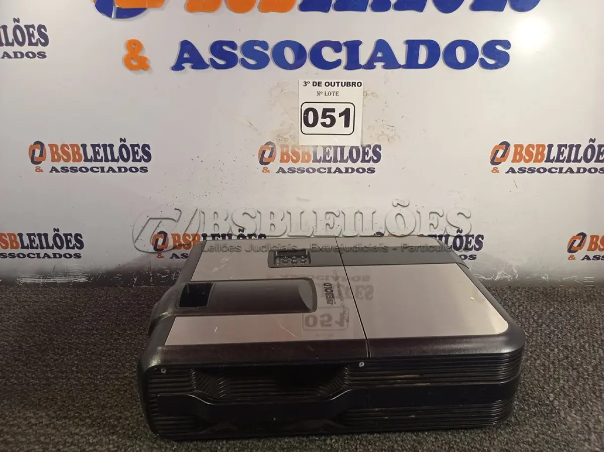 LOTE 051 - 01 PROJETOR MULTIMIDIA MARCA DIEBLOLD. (NO ESTADO) ATENÇÃO! FAZER A VISITAÇÃO ANTES DE ARREMATAR, NÃO SABEMOS SE FUNCIONA. LEILÃO NÃO TEM GARANTIA E NEM DEVOLUÇÃO, SUJEITO A POSSÍVEIS AVARIAS VISÍVEIS/OCULTAS E/OU AUSÊNCIA DE COMPONENTES.