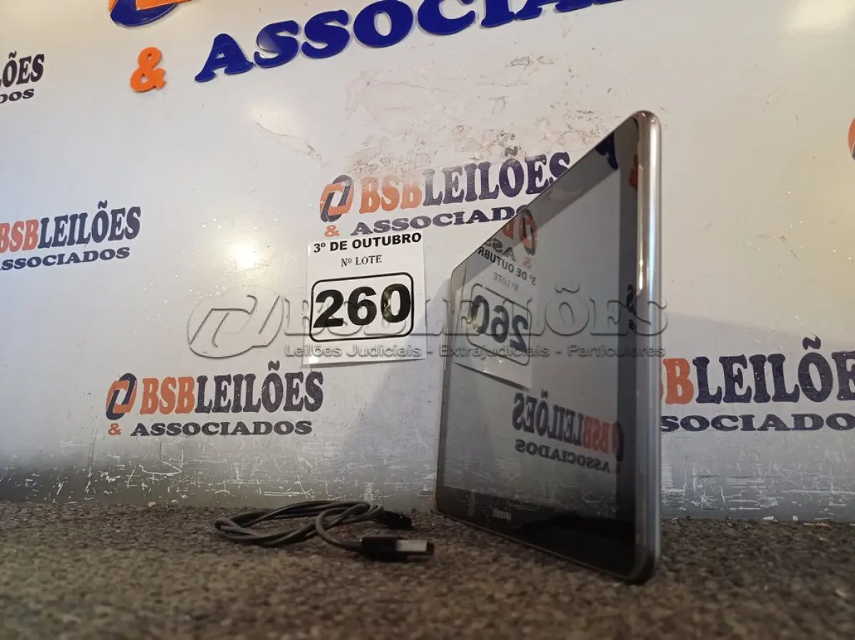 LOTE 260 - 01 TABLET SAMSUNG COM CABO. (NO ESTADO) ATENÇÃO! FAZER A VISITAÇÃO ANTES DE ARREMATAR, NÃO SABEMOS SE FUNCIONA. LEILÃO NÃO TEM GARANTIA E NEM DEVOLUÇÃO, SUJEITO A POSSÍVEIS AVARIAS VISÍVEIS/OCULTAS E/OU AUSÊNCIA DE COMPONENTES.