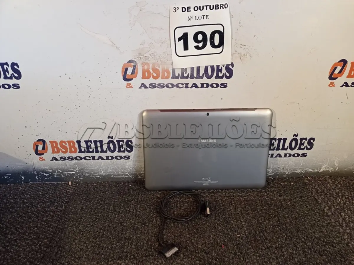 LOTE 190 - 01 TABLET SAMSUNG COM CABO. (NO ESTADO) ATENÇÃO! FAZER A VISITAÇÃO ANTES DE ARREMATAR, NÃO SABEMOS SE FUNCIONA. LEILÃO NÃO TEM GARANTIA E NEM DEVOLUÇÃO, SUJEITO A POSSÍVEIS AVARIAS VISÍVEIS/OCULTAS E/OU AUSÊNCIA DE COMPONENTES.