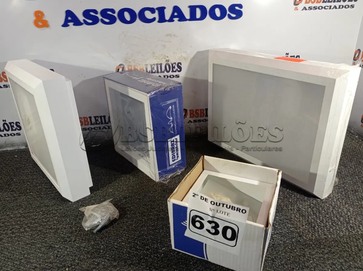 LOTE 630 - 02 LUMINÁRIAS DE EMBUTIR E 02 PLAFON DE SOBREPOR MARCAS E MODELOS DIVERSOS. (NO ESTADO) ATENÇÃO! FAZER A VISITAÇÃO ANTES DE ARREMATAR, NÃO SABEMOS SE FUNCIONA. LEILÃO NÃO TEM GARANTIA E NEM DEVOLUÇÃO, SUJEITO A POSSÍVEIS AVARIAS VISÍVEIS/OCULTAS E/OU AUSÊNCIA DE COMPONENTES.
