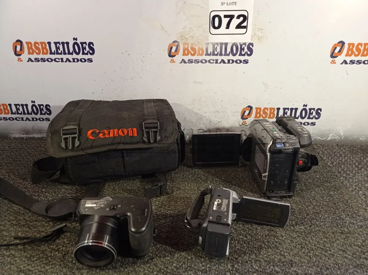 LOTE 072 - 02 FILMADORAS E 01 CÂMERA FOTOGRÁFICA DIGITAL MARCAS E MODELOS DIVERSOS. (NO ESTADO) ATENÇÃO! FAZER A VISITAÇÃO ANTES DE ARREMATAR, NÃO SABEMOS SE FUNCIONA. LEILÃO NÃO TEM GARANTIA E NEM DEVOLUÇÃO, SUJEITO A POSSÍVEIS AVARIAS VISÍVEIS/OCULTAS E/OU AUSÊNCIA DE COMPONENTES.