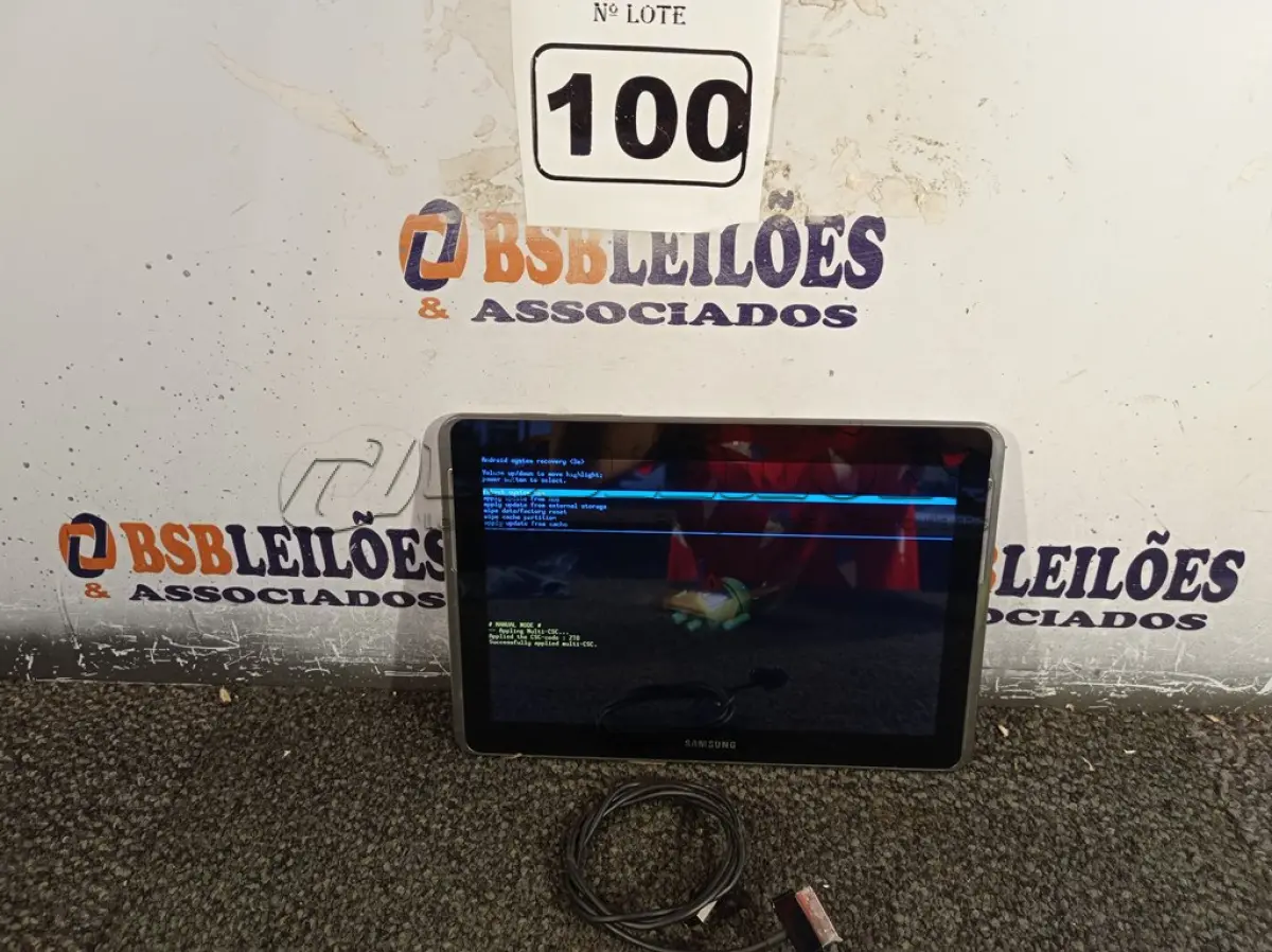 LOTE 100 - 01 TABLET SAMSUNG COM CABO. (NO ESTADO) ATENÇÃO! FAZER A VISITAÇÃO ANTES DE ARREMATAR, NÃO SABEMOS SE FUNCIONA. LEILÃO NÃO TEM GARANTIA E NEM DEVOLUÇÃO, SUJEITO A POSSÍVEIS AVARIAS VISÍVEIS/OCULTAS E/OU AUSÊNCIA DE COMPONENTES.