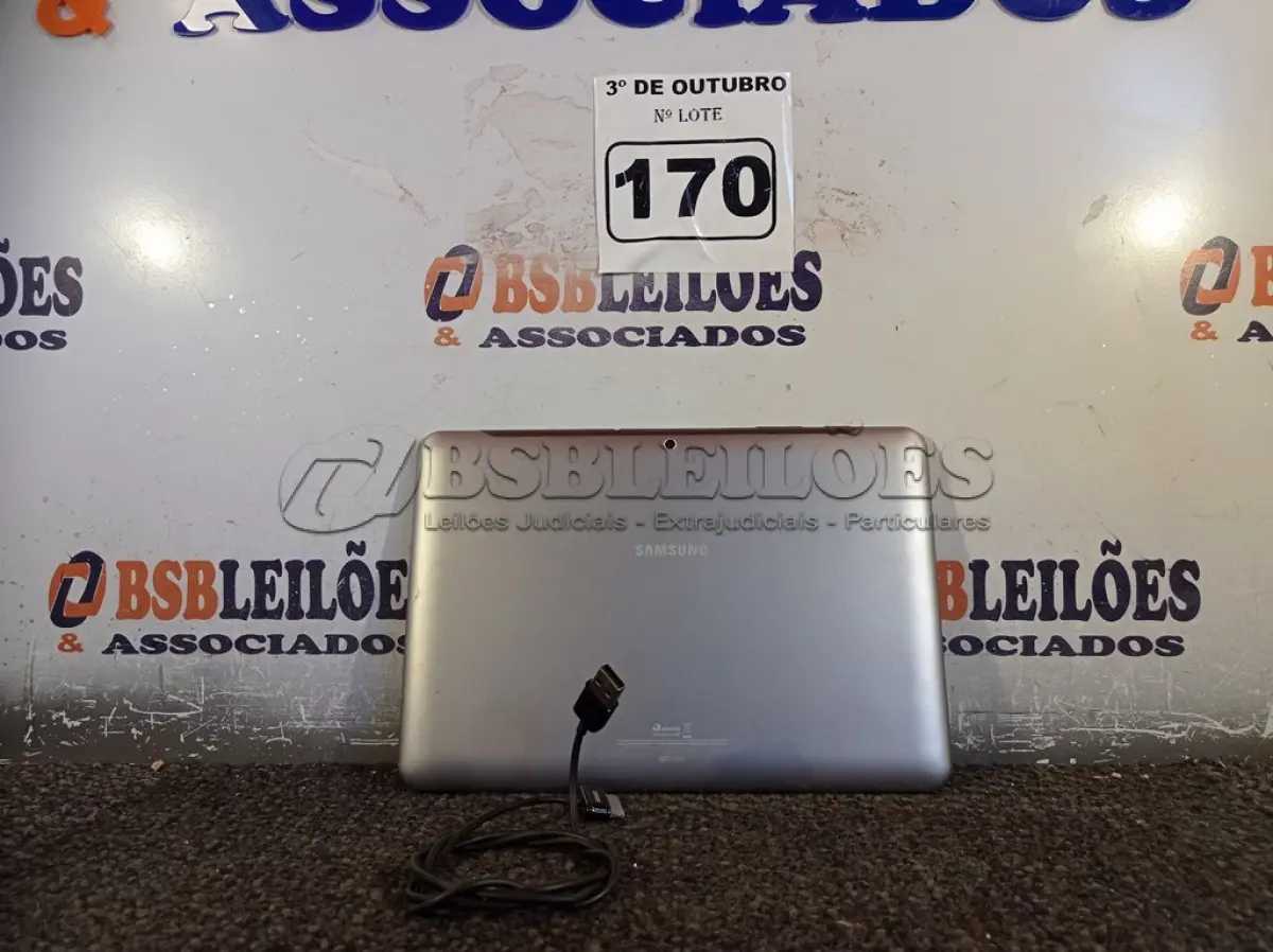 LOTE 170 - 01 TABLET SAMSUNG COM CABO. (NO ESTADO) ATENÇÃO! FAZER A VISITAÇÃO ANTES DE ARREMATAR, NÃO SABEMOS SE FUNCIONA. LEILÃO NÃO TEM GARANTIA E NEM DEVOLUÇÃO, SUJEITO A POSSÍVEIS AVARIAS VISÍVEIS/OCULTAS E/OU AUSÊNCIA DE COMPONENTES.