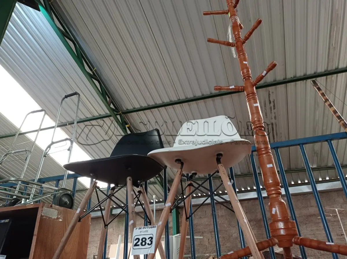 LOTE 283 - 02 CADEIRAS EAMES E 01 CABIDEIRO. (NO ESTADO) ATENÇÃO! FAZER A VISITAÇÃO ANTES DE ARREMATAR, NÃO SABEMOS SE FUNCIONA. LEILÃO NÃO TEM GARANTIA E NEM DEVOLUÇÃO, SUJEITO A POSSÍVEIS AVARIAS VISÍVEIS/OCULTAS E/OU AUSÊNCIA DE COMPONENTES.