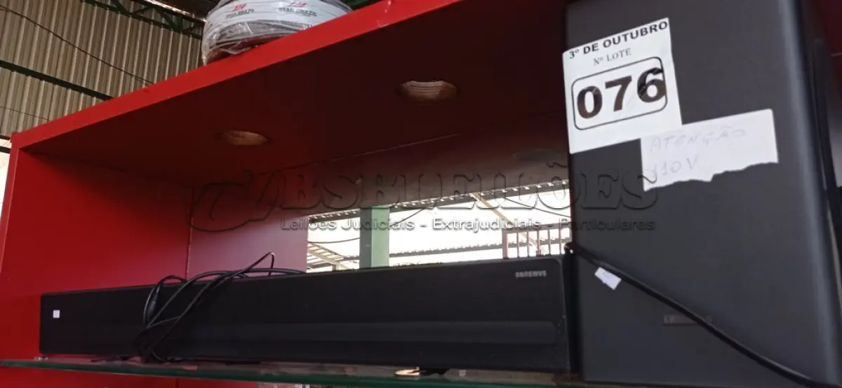 LOTE 076 - 01 SOUNDBAR MARCA SAMSUNG. (NO ESTADO) ATENÇÃO! FAZER A VISITAÇÃO ANTES DE ARREMATAR, NÃO SABEMOS SE FUNCIONA. LEILÃO NÃO TEM GARANTIA E NEM DEVOLUÇÃO, SUJEITO A POSSÍVEIS AVARIAS VISÍVEIS/OCULTAS E/OU AUSÊNCIA DE COMPONENTES.