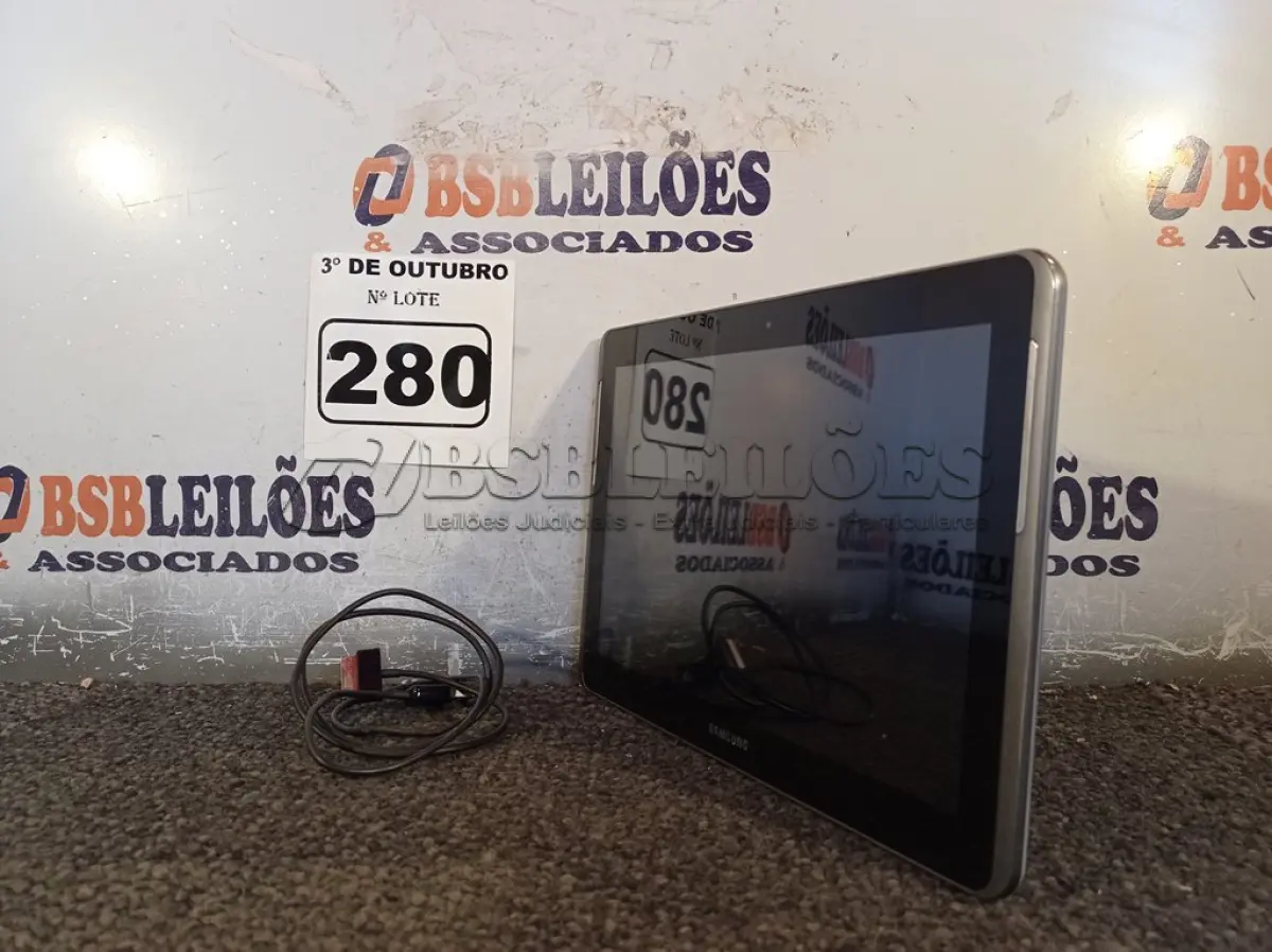 LOTE 280 - 01 TABLET SAMSUNG COM CABO. (NO ESTADO) ATENÇÃO! FAZER A VISITAÇÃO ANTES DE ARREMATAR, NÃO SABEMOS SE FUNCIONA. LEILÃO NÃO TEM GARANTIA E NEM DEVOLUÇÃO, SUJEITO A POSSÍVEIS AVARIAS VISÍVEIS/OCULTAS E/OU AUSÊNCIA DE COMPONENTES.