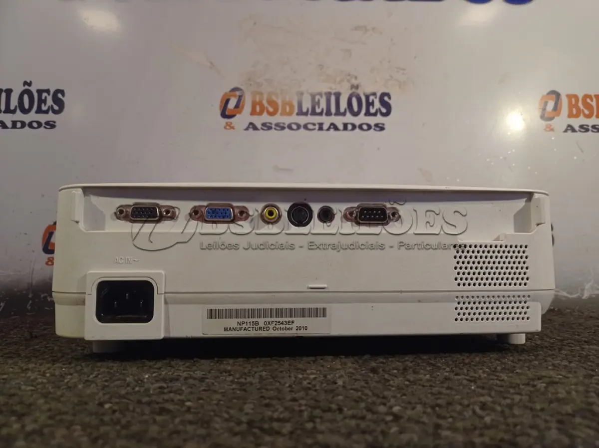 LOTE 036 - 01 PROJETOR MULTIMIDIA MARCA NEC. (NO ESTADO) ATENÇÃO! FAZER A VISITAÇÃO ANTES DE ARREMATAR, NÃO SABEMOS SE FUNCIONA. LEILÃO NÃO TEM GARANTIA E NEM DEVOLUÇÃO, SUJEITO A POSSÍVEIS AVARIAS VISÍVEIS/OCULTAS E/OU AUSÊNCIA DE COMPONENTES.