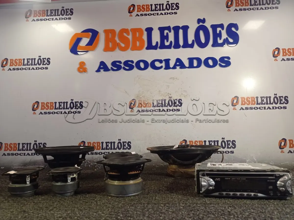LOTE 044 - 01 APARELHO DE SOM AUTOMOTIVO E 06 ALTO-FALANTES MARCAS E MODELOS DIVERSOS. (NO ESTADO) ATENÇÃO! FAZER A VISITAÇÃO ANTES DE ARREMATAR, NÃO SABEMOS SE FUNCIONA. LEILÃO NÃO TEM GARANTIA E NEM DEVOLUÇÃO, SUJEITO A POSSÍVEIS AVARIAS VISÍVEIS/OCULTAS E/OU AUSÊNCIA DE COMPONENTES.