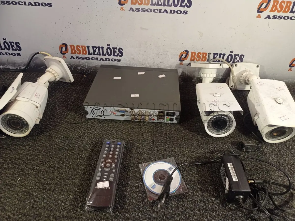 LOTE 048 - 01 DVR E 03 CÂMERAS DE SEGURANÇA. (NO ESTADO) ATENÇÃO! FAZER A VISITAÇÃO ANTES DE ARREMATAR, NÃO SABEMOS SE FUNCIONA. LEILÃO NÃO TEM GARANTIA E NEM DEVOLUÇÃO, SUJEITO A POSSÍVEIS AVARIAS VISÍVEIS/OCULTAS E/OU AUSÊNCIA DE COMPONENTES.