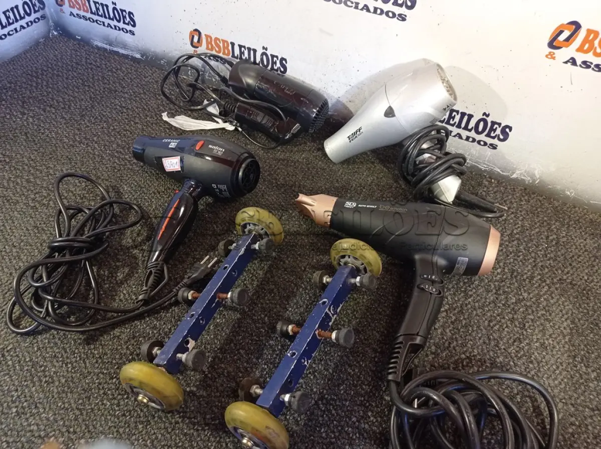 LOTE 137 - 02 EIXOS EM ALUMÍNIO COM RODINHAS EMBORRACHADAS E 04 SECADORES DE CABELO MARCAS E MODELOS DIVERSOS. (NO ESTADO) ATENÇÃO! FAZER A VISITAÇÃO ANTES DE ARREMATAR, NÃO SABEMOS SE FUNCIONA. LEILÃO NÃO TEM GARANTIA E NEM DEVOLUÇÃO, SUJEITO A POSSÍVEIS AVARIAS VISÍVEIS/OCULTAS E/OU AUSÊNCIA DE COMPONENTES.