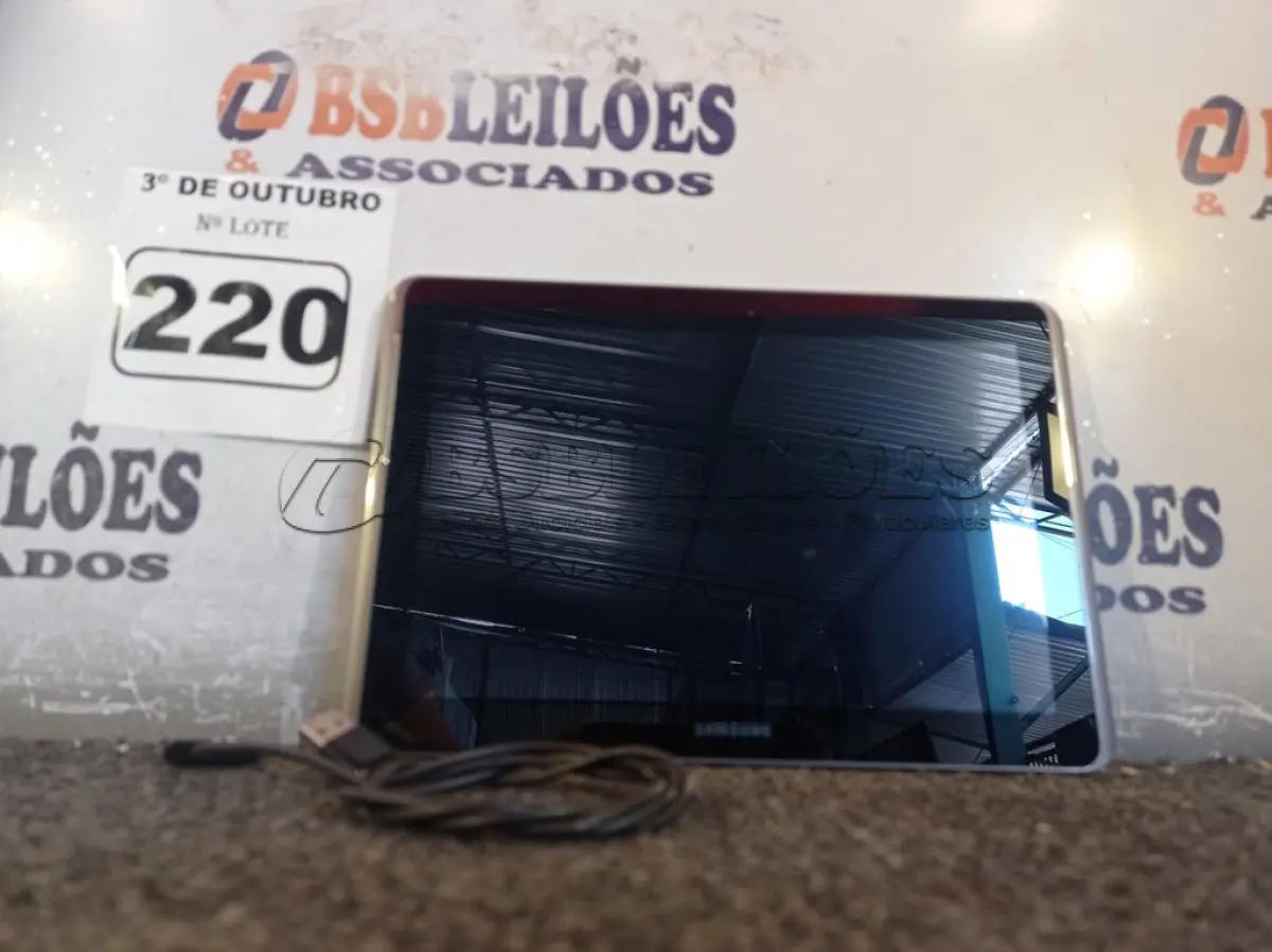 LOTE 220 - 01 TABLET SAMSUNG COM CABO. (NO ESTADO) ATENÇÃO! FAZER A VISITAÇÃO ANTES DE ARREMATAR, NÃO SABEMOS SE FUNCIONA. LEILÃO NÃO TEM GARANTIA E NEM DEVOLUÇÃO, SUJEITO A POSSÍVEIS AVARIAS VISÍVEIS/OCULTAS E/OU AUSÊNCIA DE COMPONENTES.