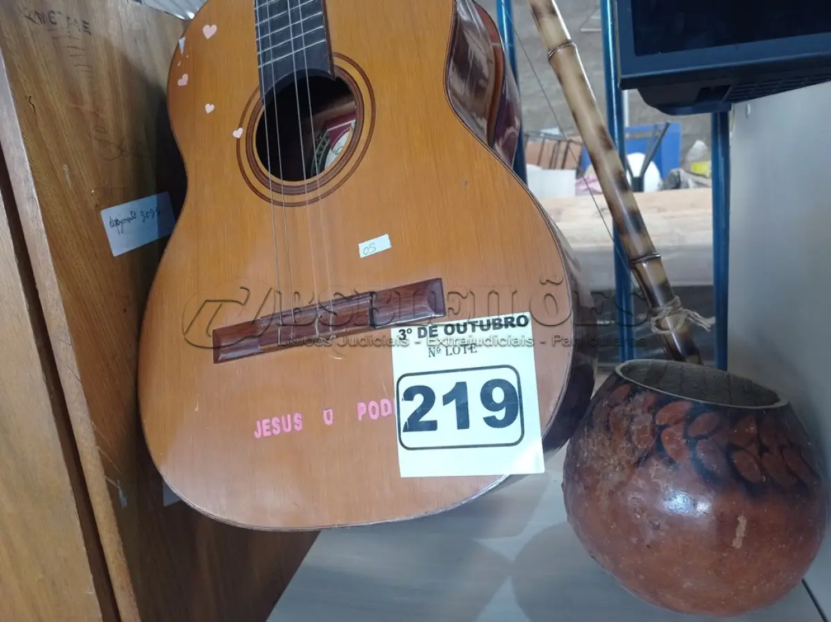 LOTE 219 - 03 VIOLÕES E 01 BERIMBAU COM AVARIAS. (NO ESTADO) ATENÇÃO! FAZER A VISITAÇÃO ANTES DE ARREMATAR, NÃO SABEMOS SE FUNCIONA. LEILÃO NÃO TEM GARANTIA E NEM DEVOLUÇÃO, SUJEITO A POSSÍVEIS AVARIAS VISÍVEIS/OCULTAS E/OU AUSÊNCIA DE COMPONENTES.