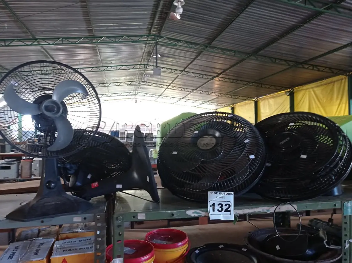 LOTE 132 - 01 LOTE COM VÁRIOS VENTILADORES MARCAS E MODELOS DIVERSOS. (NO ESTADO) ATENÇÃO! FAZER A VISITAÇÃO ANTES DE ARREMATAR, NÃO SABEMOS SE FUNCIONA. LEILÃO NÃO TEM GARANTIA E NEM DEVOLUÇÃO, SUJEITO A POSSÍVEIS AVARIAS VISÍVEIS/OCULTAS E/OU AUSÊNCIA DE COMPONENTES.