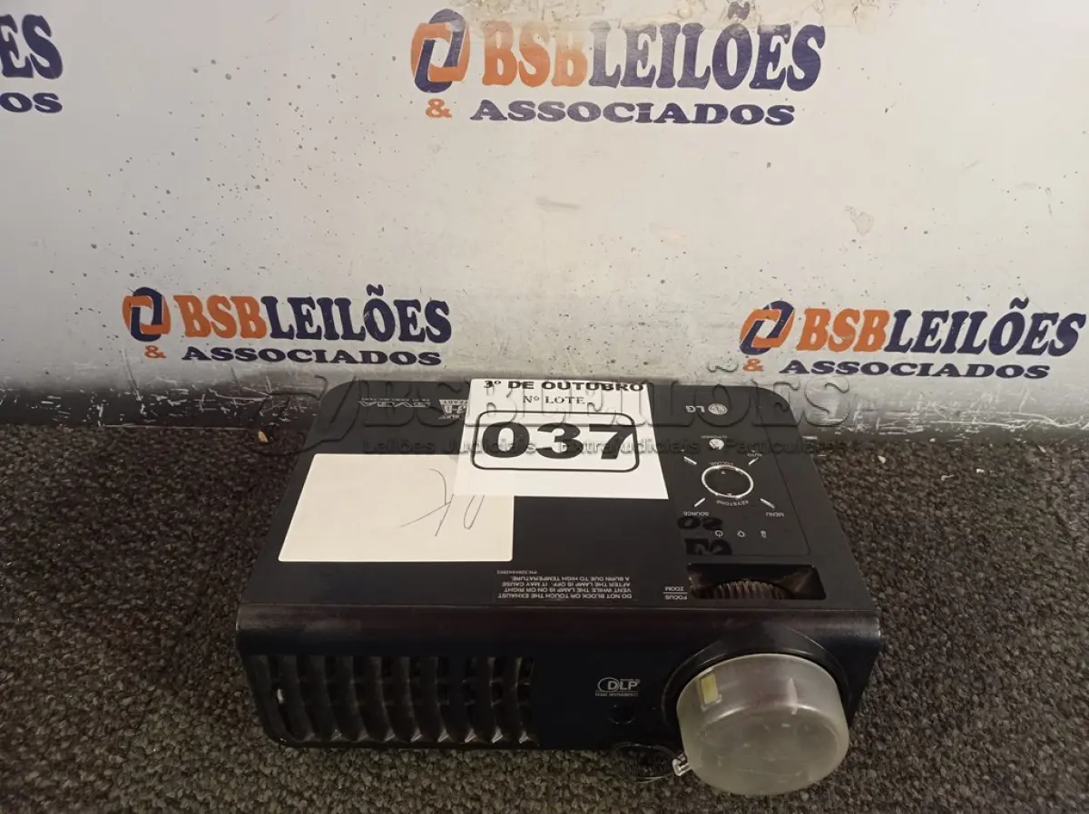 LOTE 037 - 01 PROJETOR MULTIMIDIA MARCA LG. (NO ESTADO) ATENÇÃO! FAZER A VISITAÇÃO ANTES DE ARREMATAR, NÃO SABEMOS SE FUNCIONA. LEILÃO NÃO TEM GARANTIA E NEM DEVOLUÇÃO, SUJEITO A POSSÍVEIS AVARIAS VISÍVEIS/OCULTAS E/OU AUSÊNCIA DE COMPONENTES.