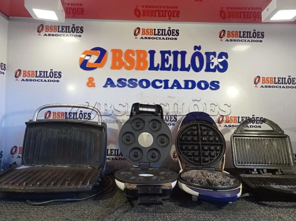 LOTE 148 - 01 GEORGE FOREMAN, 01 SANDUICHEIRA, 01 MÁQUINA DE FAZER DONUTS E 01 MÁQUINA DE FAZE WAFFLE. (NO ESTADO) ATENÇÃO! FAZER A VISITAÇÃO ANTES DE ARREMATAR, NÃO SABEMOS SE FUNCIONA. LEILÃO NÃO TEM GARANTIA E NEM DEVOLUÇÃO, SUJEITO A POSSÍVEIS AVARIAS VISÍVEIS/OCULTAS E/OU AUSÊNCIA DE COMPONENTES.