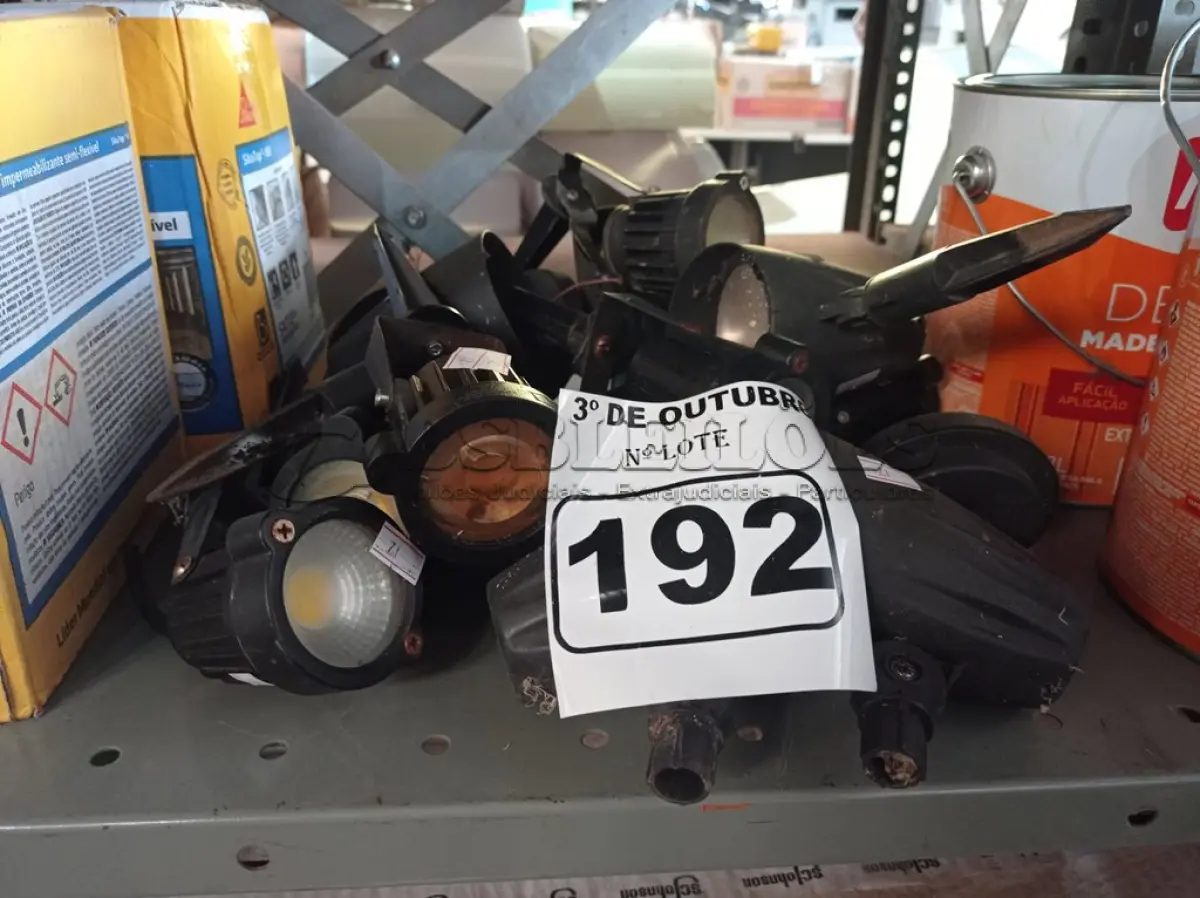 LOTE 192 - 01 LOTE COM VÁRIAS LUMINÁRIAS PARA JARDIN. (NO ESTADO) ATENÇÃO! FAZER A VISITAÇÃO ANTES DE ARREMATAR, NÃO SABEMOS SE FUNCIONA. LEILÃO NÃO TEM GARANTIA E NEM DEVOLUÇÃO, SUJEITO A POSSÍVEIS AVARIAS VISÍVEIS/OCULTAS E/OU AUSÊNCIA DE COMPONENTES.