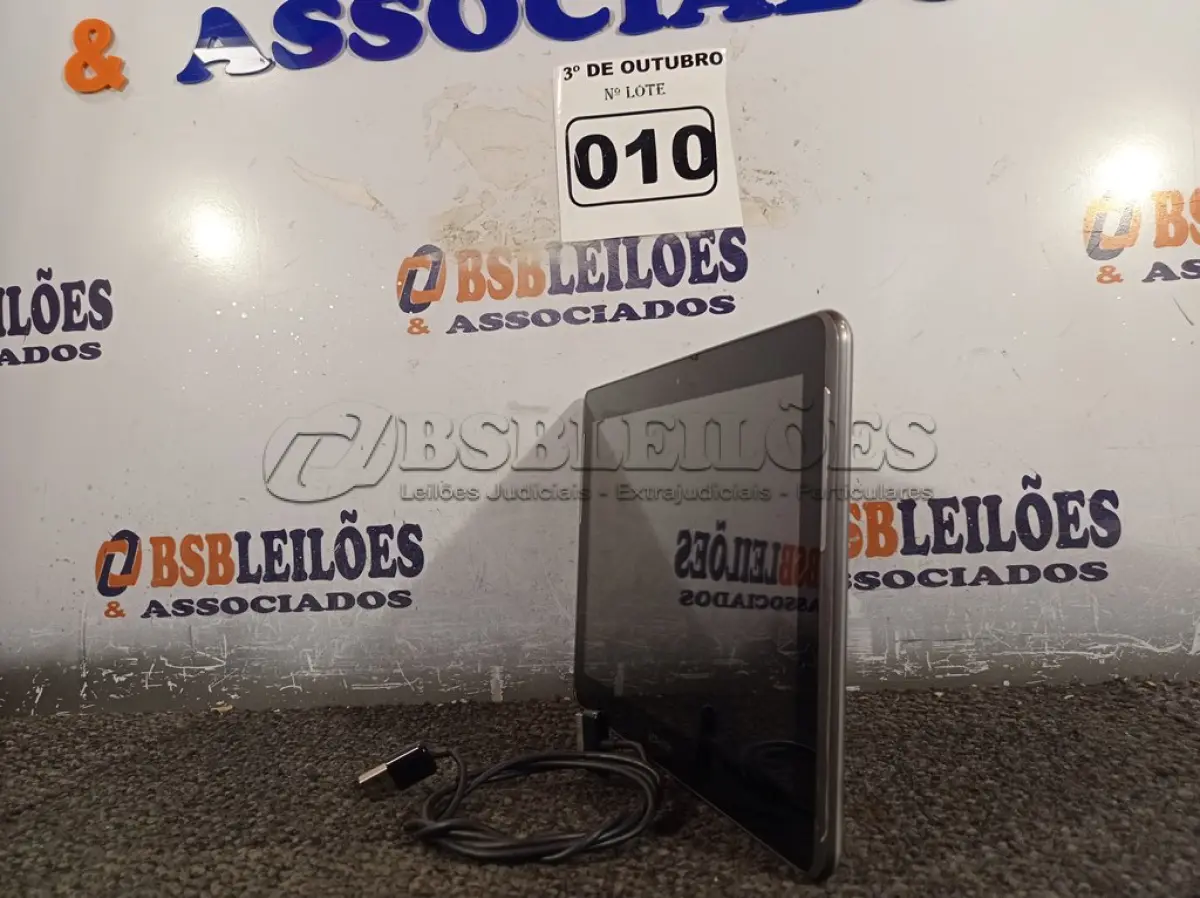 LOTE 010 - 01 TABLET SAMSUNG COM CABO. (NO ESTADO) ATENÇÃO! FAZER A VISITAÇÃO ANTES DE ARREMATAR, NÃO SABEMOS SE FUNCIONA. LEILÃO NÃO TEM GARANTIA E NEM DEVOLUÇÃO, SUJEITO A POSSÍVEIS AVARIAS VISÍVEIS/OCULTAS E/OU AUSÊNCIA DE COMPONENTES.