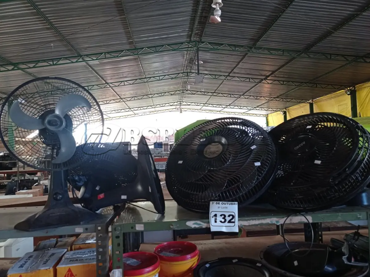 LOTE 132 - 01 LOTE COM VÁRIOS VENTILADORES MARCAS E MODELOS DIVERSOS. (NO ESTADO) ATENÇÃO! FAZER A VISITAÇÃO ANTES DE ARREMATAR, NÃO SABEMOS SE FUNCIONA. LEILÃO NÃO TEM GARANTIA E NEM DEVOLUÇÃO, SUJEITO A POSSÍVEIS AVARIAS VISÍVEIS/OCULTAS E/OU AUSÊNCIA DE COMPONENTES.