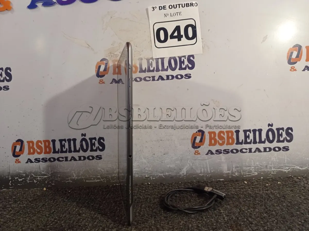 LOTE 040 - 01 TABLET SAMSUNG COM CABO. (NO ESTADO) ATENÇÃO! FAZER A VISITAÇÃO ANTES DE ARREMATAR, NÃO SABEMOS SE FUNCIONA. LEILÃO NÃO TEM GARANTIA E NEM DEVOLUÇÃO, SUJEITO A POSSÍVEIS AVARIAS VISÍVEIS/OCULTAS E/OU AUSÊNCIA DE COMPONENTES.