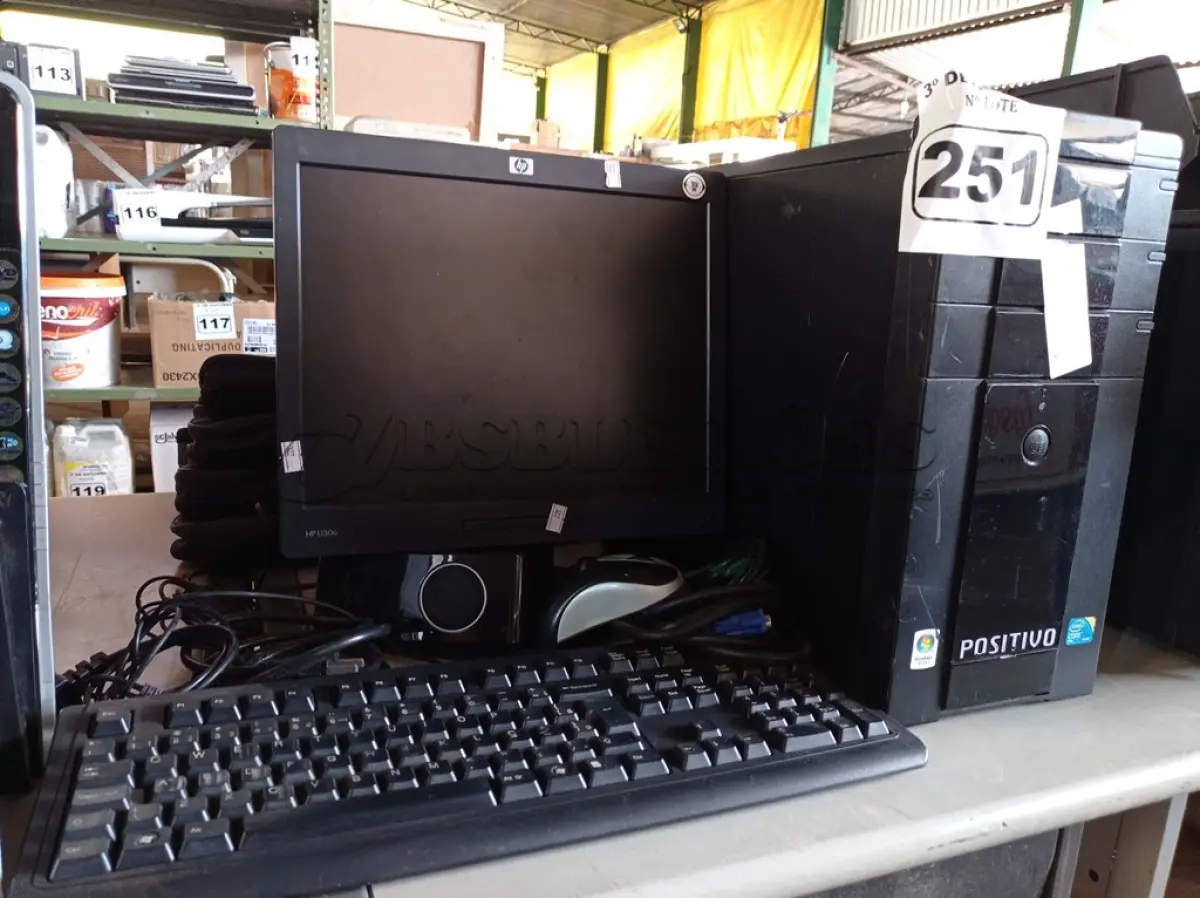 LOTE 251 - 01 CPU, 01 MONITOR, 01 TECLADO E 01 MOUSE. (NO ESTADO) ATENÇÃO! FAZER A VISITAÇÃO ANTES DE ARREMATAR, NÃO SABEMOS SE FUNCIONA. LEILÃO NÃO TEM GARANTIA E NEM DEVOLUÇÃO, SUJEITO A POSSÍVEIS AVARIAS VISÍVEIS/OCULTAS E/OU AUSÊNCIA DE COMPONENTES.