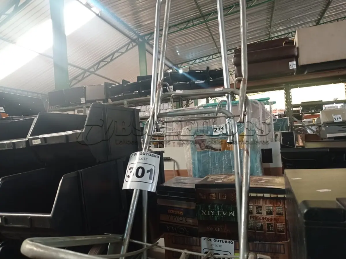 LOTE 301 - 02 CARRINHOS PARA TRANSPORTE DE CARGAS. (NO ESTADO) ATENÇÃO! FAZER A VISITAÇÃO ANTES DE ARREMATAR, NÃO SABEMOS SE FUNCIONA. LEILÃO NÃO TEM GARANTIA E NEM DEVOLUÇÃO, SUJEITO A POSSÍVEIS AVARIAS VISÍVEIS/OCULTAS E/OU AUSÊNCIA DE COMPONENTES.