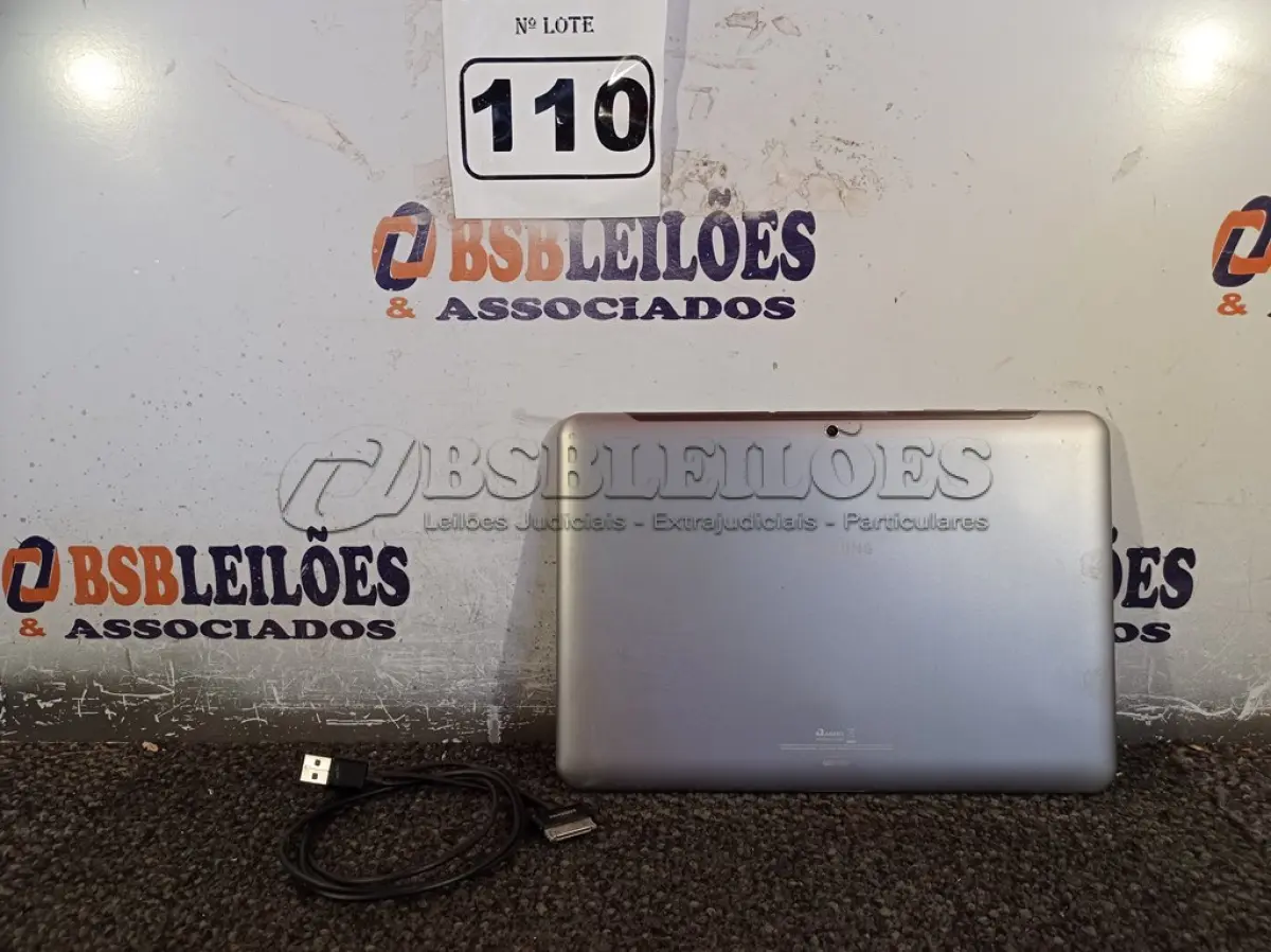 LOTE 110 - 01 TABLET SAMSUNG COM CABO. (NO ESTADO) ATENÇÃO! FAZER A VISITAÇÃO ANTES DE ARREMATAR, NÃO SABEMOS SE FUNCIONA. LEILÃO NÃO TEM GARANTIA E NEM DEVOLUÇÃO, SUJEITO A POSSÍVEIS AVARIAS VISÍVEIS/OCULTAS E/OU AUSÊNCIA DE COMPONENTES.