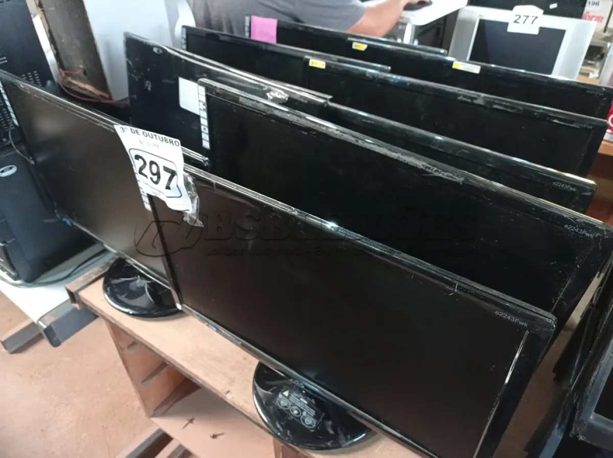 LOTE 297 - 10 MONITORES MARCAS E MODELOS DIVERSOS PARA RETIRADA DE PEÇAS. (NO ESTADO) ATENÇÃO! FAZER A VISITAÇÃO ANTES DE ARREMATAR, NÃO SABEMOS SE FUNCIONA. LEILÃO NÃO TEM GARANTIA E NEM DEVOLUÇÃO, SUJEITO A POSSÍVEIS AVARIAS VISÍVEIS/OCULTAS E/OU AUSÊNCIA DE COMPONENTES.