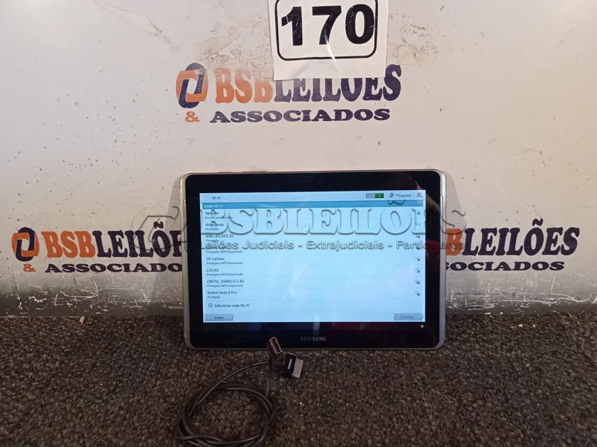 LOTE 170 - 01 TABLET SAMSUNG COM CABO. (NO ESTADO) ATENÇÃO! FAZER A VISITAÇÃO ANTES DE ARREMATAR, NÃO SABEMOS SE FUNCIONA. LEILÃO NÃO TEM GARANTIA E NEM DEVOLUÇÃO, SUJEITO A POSSÍVEIS AVARIAS VISÍVEIS/OCULTAS E/OU AUSÊNCIA DE COMPONENTES.