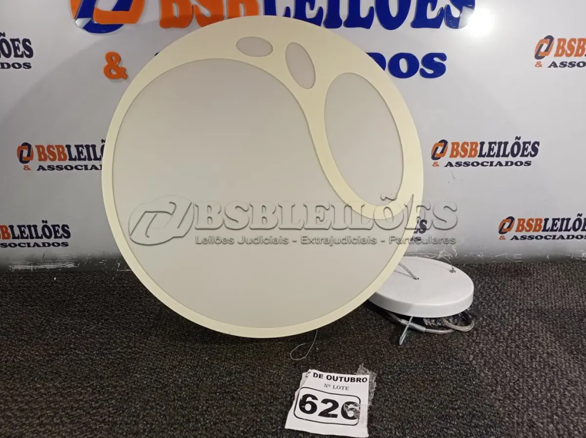 LOTE 626 - 01 LUMINÁRIA DE TETO. (NO ESTADO) ATENÇÃO! FAZER A VISITAÇÃO ANTES DE ARREMATAR, NÃO SABEMOS SE FUNCIONA. LEILÃO NÃO TEM GARANTIA E NEM DEVOLUÇÃO, SUJEITO A POSSÍVEIS AVARIAS VISÍVEIS/OCULTAS E/OU AUSÊNCIA DE COMPONENTES.