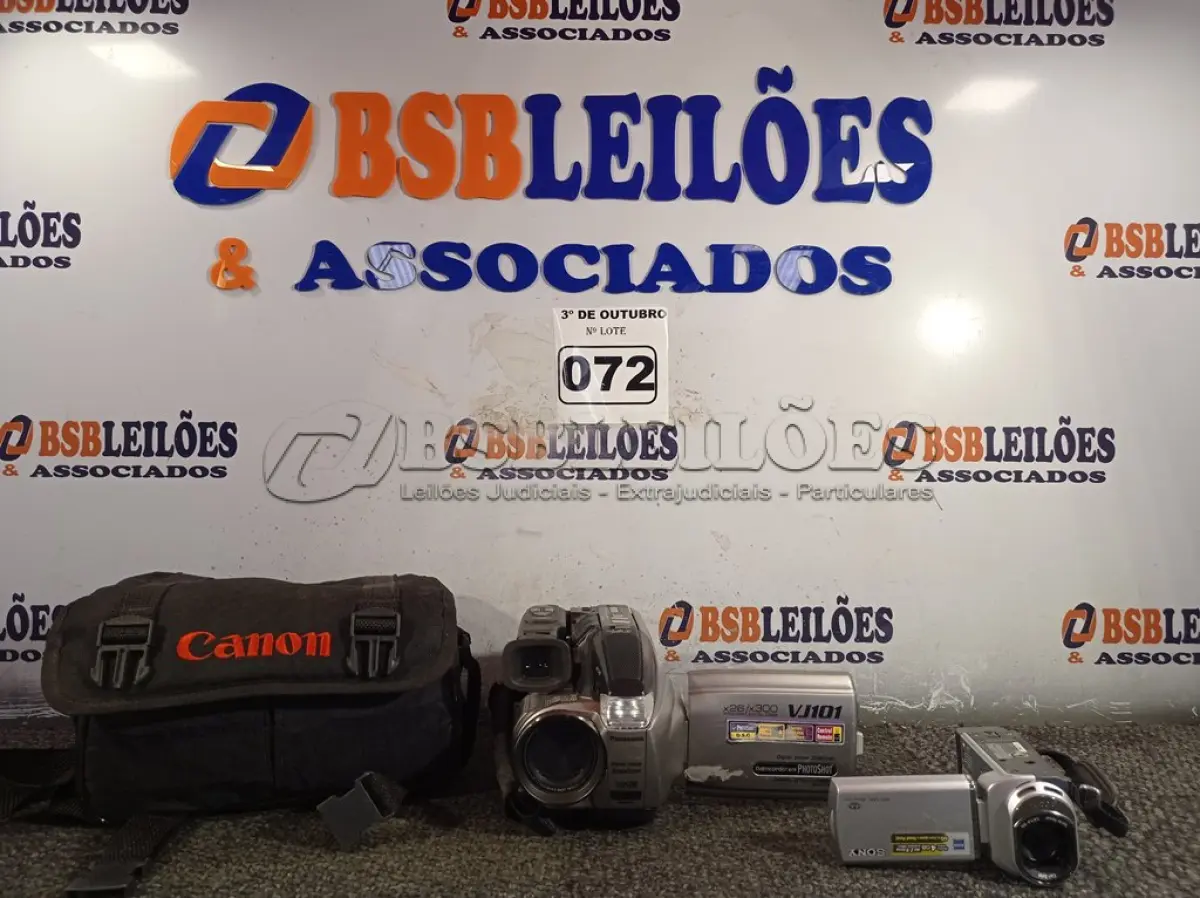 LOTE 072 - 02 FILMADORAS E 01 CÂMERA FOTOGRÁFICA DIGITAL MARCAS E MODELOS DIVERSOS. (NO ESTADO) ATENÇÃO! FAZER A VISITAÇÃO ANTES DE ARREMATAR, NÃO SABEMOS SE FUNCIONA. LEILÃO NÃO TEM GARANTIA E NEM DEVOLUÇÃO, SUJEITO A POSSÍVEIS AVARIAS VISÍVEIS/OCULTAS E/OU AUSÊNCIA DE COMPONENTES.