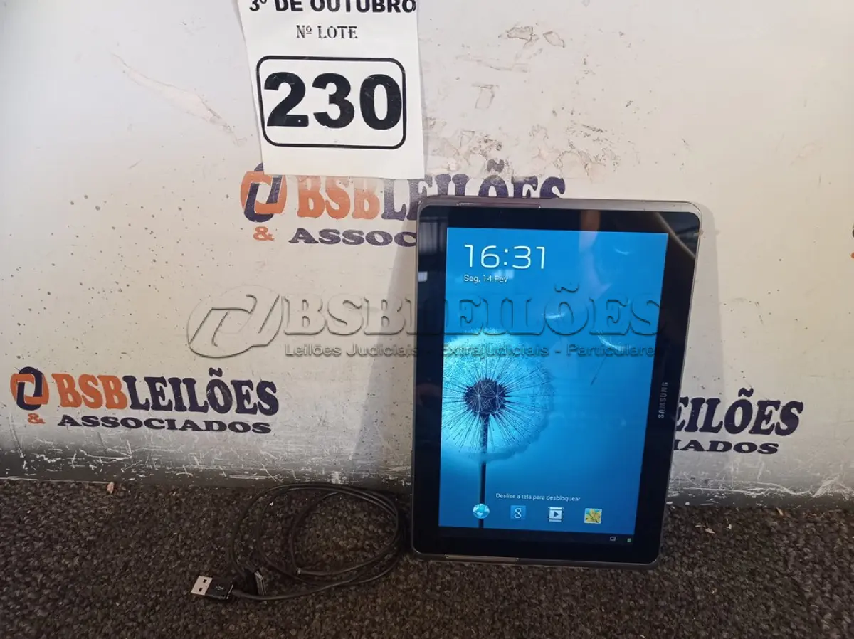 LOTE 230 - 01 TABLET SAMSUNG COM CABO. (NO ESTADO) ATENÇÃO! FAZER A VISITAÇÃO ANTES DE ARREMATAR, NÃO SABEMOS SE FUNCIONA. LEILÃO NÃO TEM GARANTIA E NEM DEVOLUÇÃO, SUJEITO A POSSÍVEIS AVARIAS VISÍVEIS/OCULTAS E/OU AUSÊNCIA DE COMPONENTES.
