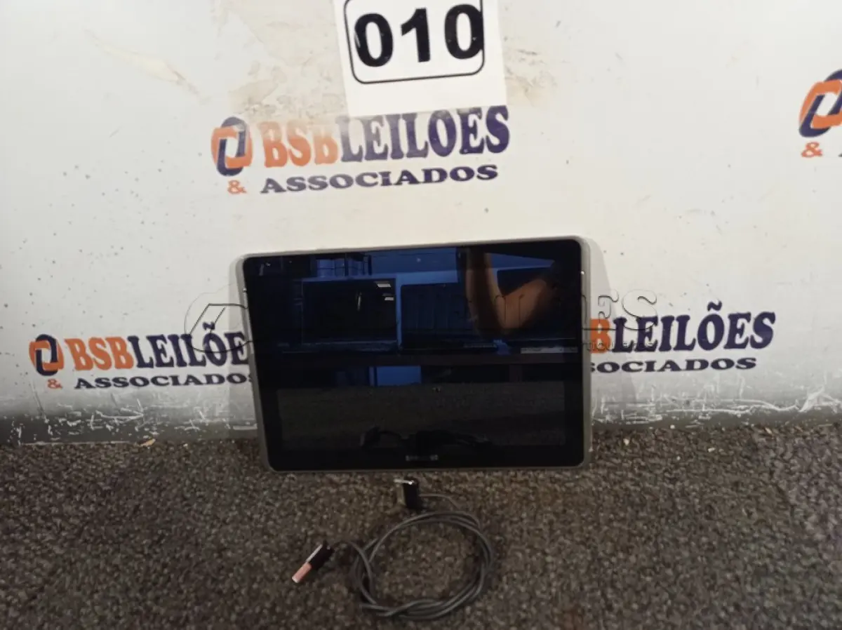 LOTE 010 - 01 TABLET SAMSUNG COM CABO. (NO ESTADO) ATENÇÃO! FAZER A VISITAÇÃO ANTES DE ARREMATAR, NÃO SABEMOS SE FUNCIONA. LEILÃO NÃO TEM GARANTIA E NEM DEVOLUÇÃO, SUJEITO A POSSÍVEIS AVARIAS VISÍVEIS/OCULTAS E/OU AUSÊNCIA DE COMPONENTES.