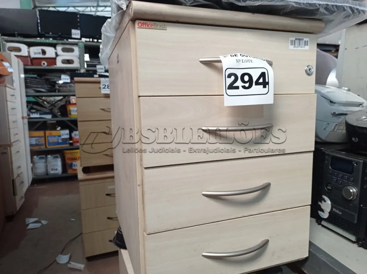 LOTE 294 - 02 GAVETEIROS COM 04 GAVETAS. (NO ESTADO) ATENÇÃO! FAZER A VISITAÇÃO ANTES DE ARREMATAR, NÃO SABEMOS SE FUNCIONA. LEILÃO NÃO TEM GARANTIA E NEM DEVOLUÇÃO, SUJEITO A POSSÍVEIS AVARIAS VISÍVEIS/OCULTAS E/OU AUSÊNCIA DE COMPONENTES.
