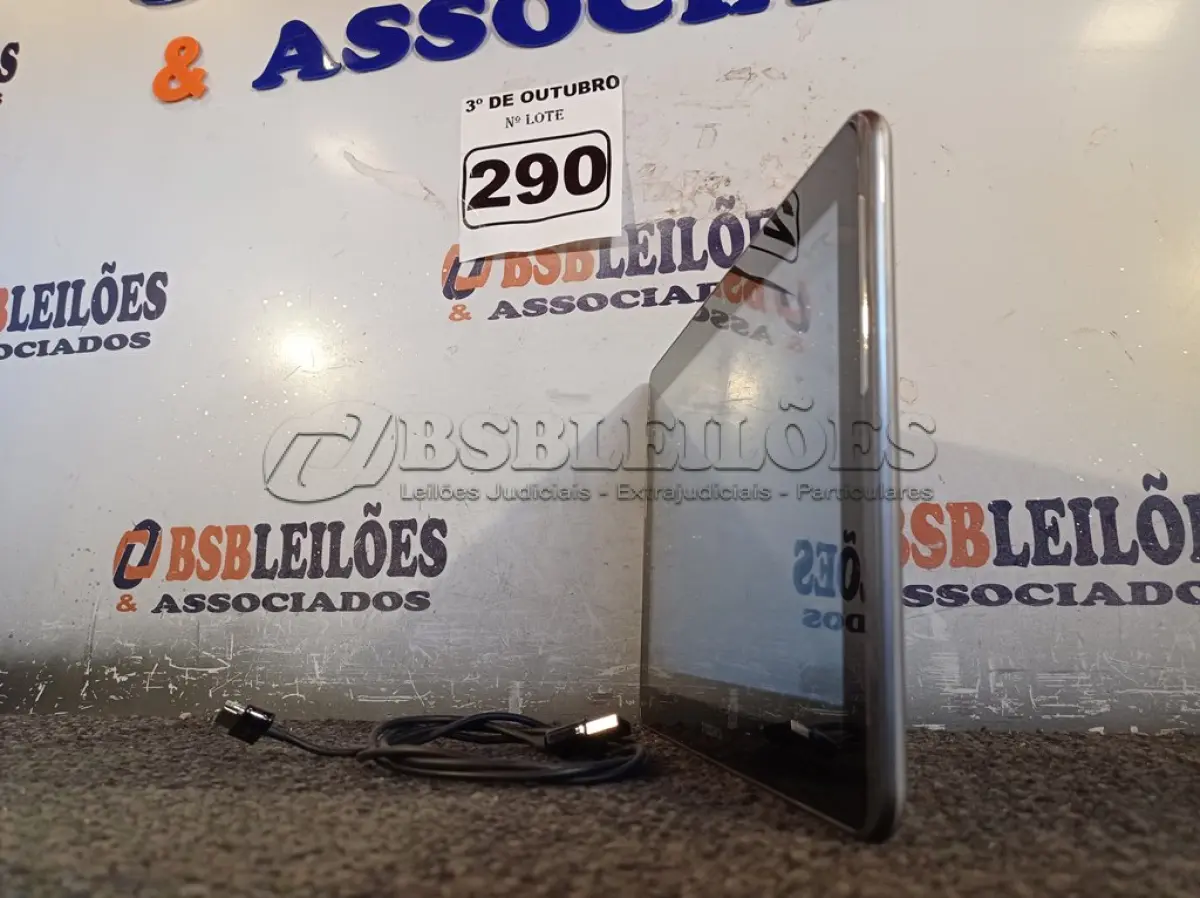 LOTE 290 - 01 TABLET SAMSUNG COM CABO. (NO ESTADO) ATENÇÃO! FAZER A VISITAÇÃO ANTES DE ARREMATAR, NÃO SABEMOS SE FUNCIONA. LEILÃO NÃO TEM GARANTIA E NEM DEVOLUÇÃO, SUJEITO A POSSÍVEIS AVARIAS VISÍVEIS/OCULTAS E/OU AUSÊNCIA DE COMPONENTES.