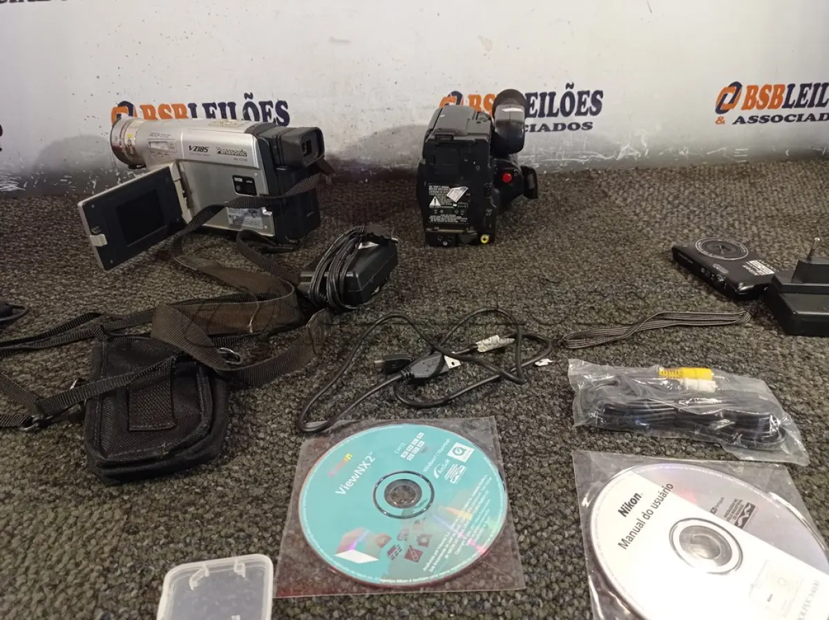 LOTE 014 - 02 FILMADORAS MARCAS E MODELOS DIVERSOS. (NO ESTADO) ATENÇÃO! FAZER A VISITAÇÃO ANTES DE ARREMATAR, NÃO SABEMOS SE FUNCIONA. LEILÃO NÃO TEM GARANTIA E NEM DEVOLUÇÃO, SUJEITO A POSSÍVEIS AVARIAS VISÍVEIS/OCULTAS E/OU AUSÊNCIA DE COMPONENTES.