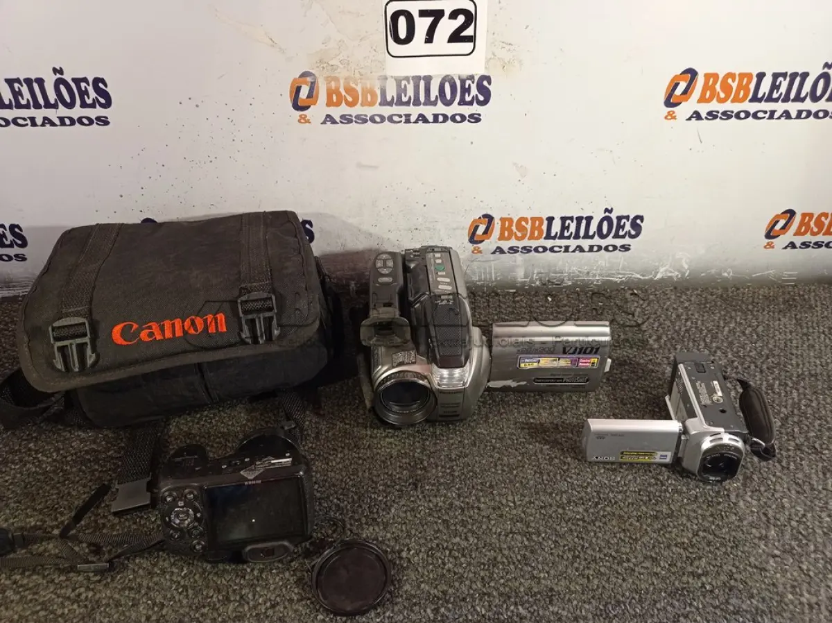 LOTE 072 - 02 FILMADORAS E 01 CÂMERA FOTOGRÁFICA DIGITAL MARCAS E MODELOS DIVERSOS. (NO ESTADO) ATENÇÃO! FAZER A VISITAÇÃO ANTES DE ARREMATAR, NÃO SABEMOS SE FUNCIONA. LEILÃO NÃO TEM GARANTIA E NEM DEVOLUÇÃO, SUJEITO A POSSÍVEIS AVARIAS VISÍVEIS/OCULTAS E/OU AUSÊNCIA DE COMPONENTES.