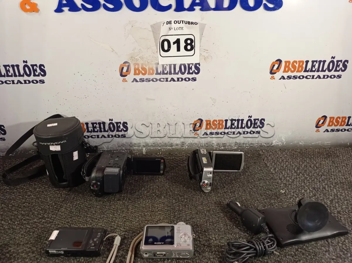 LOTE 018 - 02 FILMADORAS, 02 CÂMERAS FOTOGRÁFICAS E 01 GPS MARCAS E MODELOS DIVERSOS. (NO ESTADO) ATENÇÃO! FAZER A VISITAÇÃO ANTES DE ARREMATAR, NÃO SABEMOS SE FUNCIONA. LEILÃO NÃO TEM GARANTIA E NEM DEVOLUÇÃO, SUJEITO A POSSÍVEIS AVARIAS VISÍVEIS/OCULTAS E/OU AUSÊNCIA DE COMPONENTES.